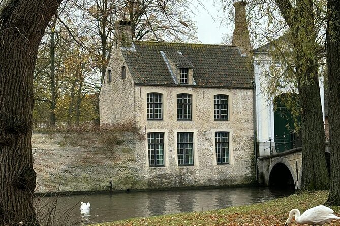 2-Hour Historical Walking Tour in Bruges with Praline Included - Gruuthuse, beer, and the church of Our Lady