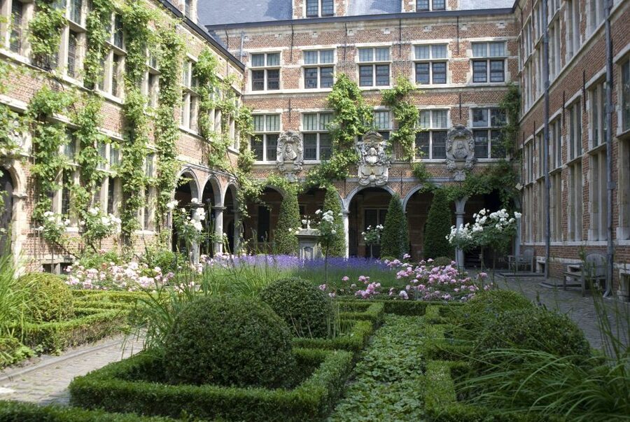 Antwerp: Private Historical Highlights Walking Tour - Starting with guild houses in Grote Markt
