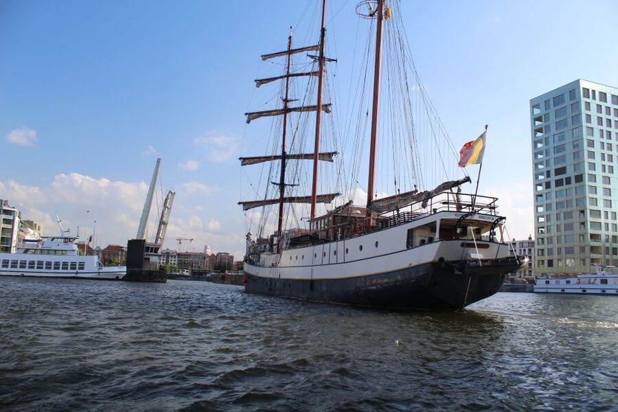 Antwerp: Private Old Harbour Boat Tour Incl. Drinks & Snacks - Seeing MAS and the Bonaparte Dok