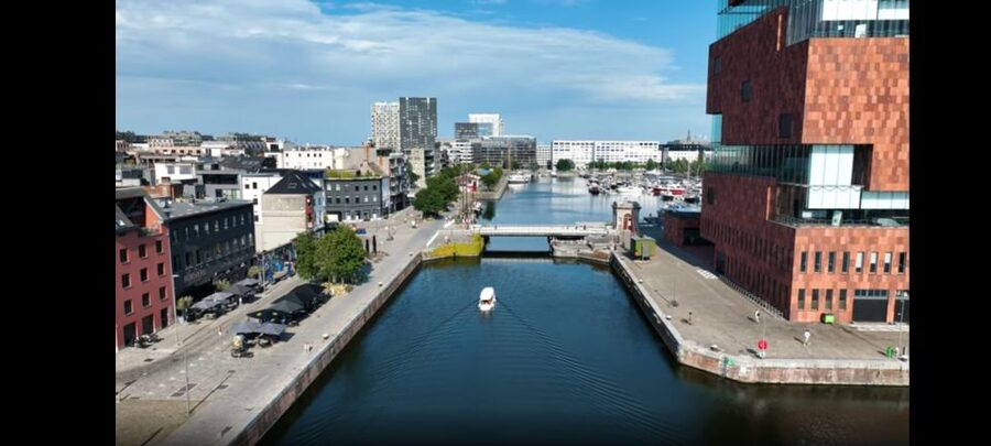 Antwerp: Private Old Harbour Boat Tour Incl. Drinks & Snacks - Willemdok and the modern face of Het Eilandje
