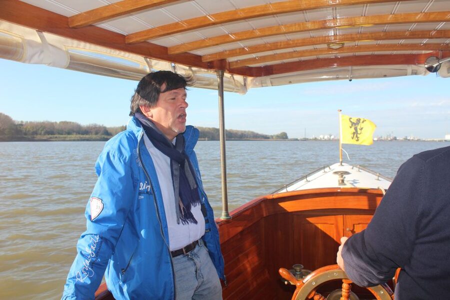 Antwerp: Private Old Harbour Boat Tour Incl. Drinks & Snacks - What the drinks, snacks, and private setting add