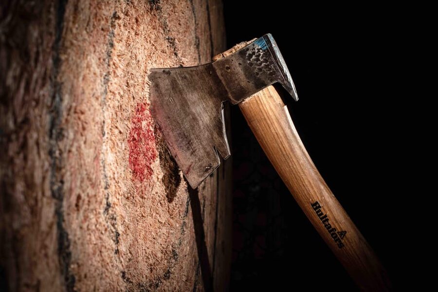 AXE THROWING EXPERIENCE IN ANTWERP - Warm-up games that make learning less awkward