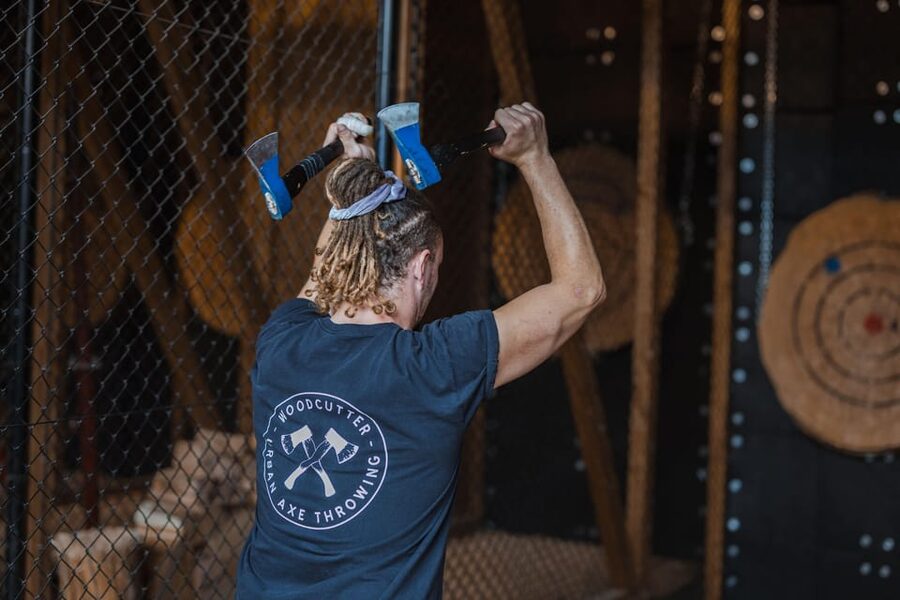AXE THROWING EXPERIENCE IN ANTWERP - Drinks and snacks after the action