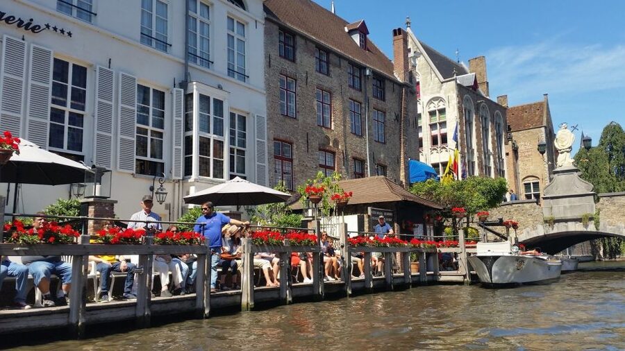Bruges: 2.5-Hr Walking Tour from train station to Markt - Who should book this Bruges experience?
