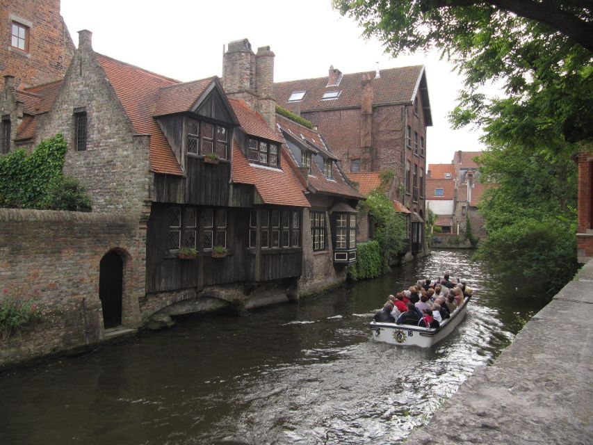 Bruges: 2.5-Hr Walking Tour from train station to Markt - Guide quality and language choices