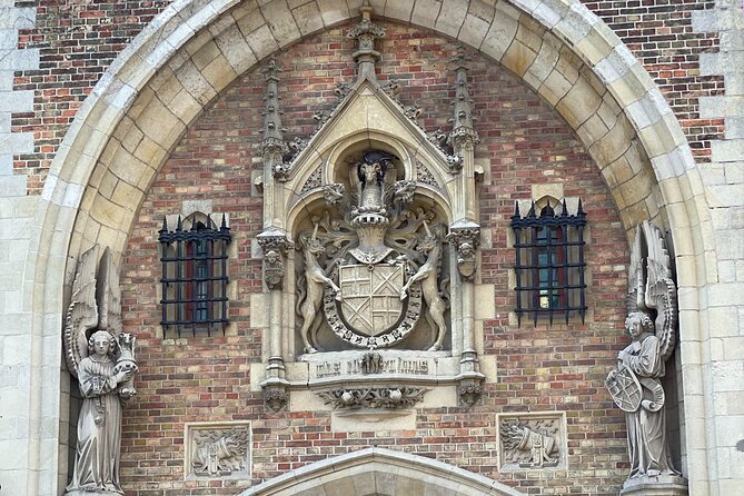Bruges by a Local: Exciting Stories, Mysteries, People and Choco - The 2be Beer Wall bonus