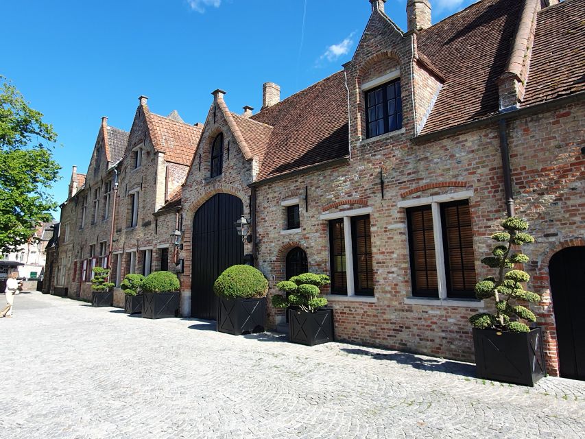 Bruges by bike with family and friends! - Windmills and the Kruispoort city gate