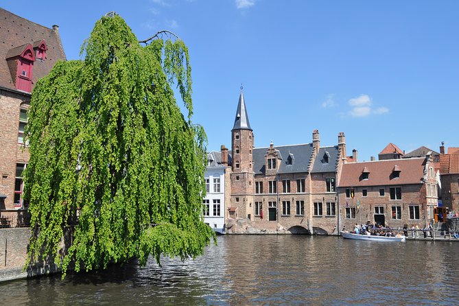 Bruges by bike with friends and family! - The Beguinage and Minnewater Lake