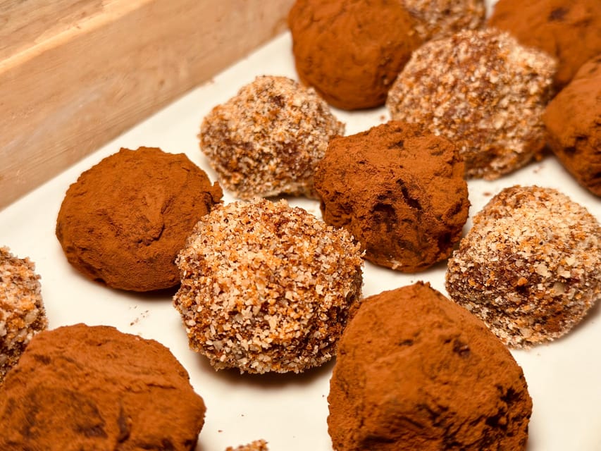 Bruges: Chocolate Truffle Making Class - The first few minutes: apron up, chocolate ready