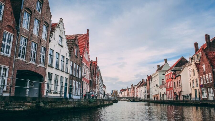 Bruges: Express Walk with a Local in 60 minutes - Key details that shape the experience