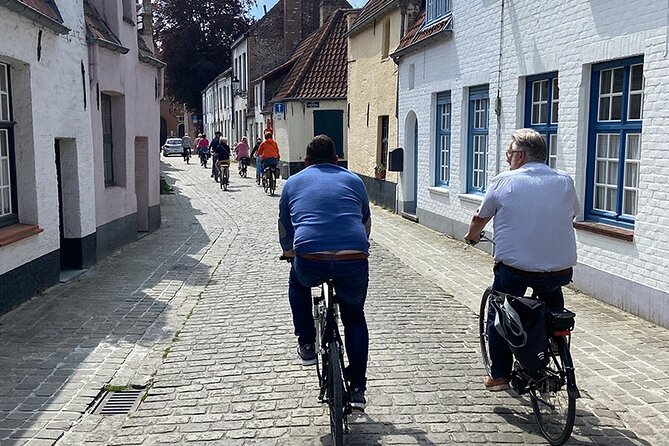 Bruges, Guided Retro Biketour: Highlights and Hidden Gems - Bikes, helmets, baskets, and the pace