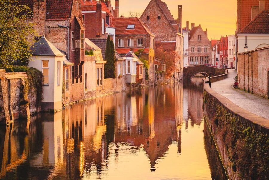 Bruges: Guided Walking Tour - Huidenvettersplein and the old commercial center