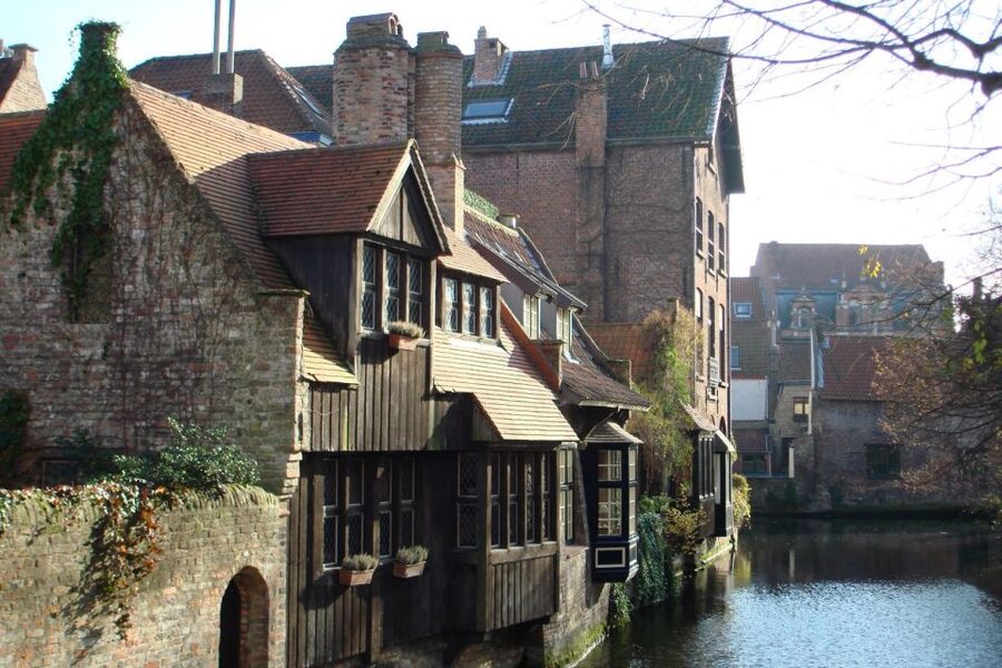 Bruges Private 2-Hour Walking Tour - Guides, pace, and the human side of the walk