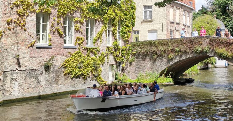 Bruges: Small Group Boat Cruise and Guided Walking Tour - Starting at the Markt in the heart of Bruges