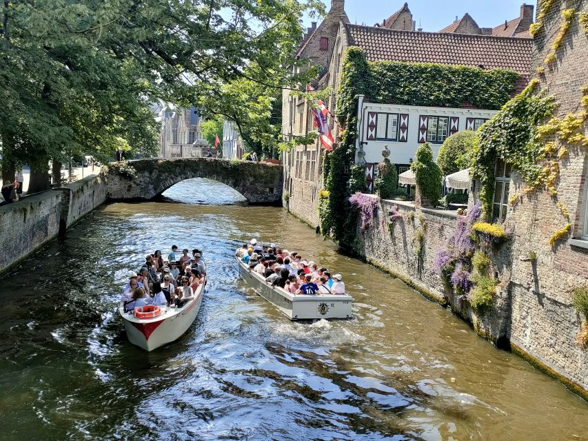 Bruges: Small Group Boat Cruise and Guided Walking Tour - The 40-minute canal cruise changes the view