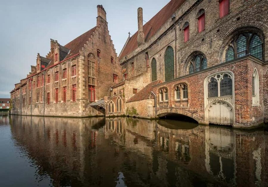 Bruges: Ticket Museum Sint-Janshospitaal - Modern art asks harder questions