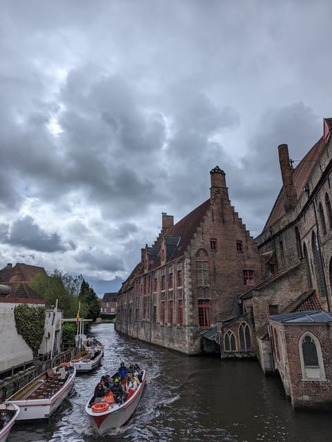Bruges: Walking Tour with Hot Chocolate & Chocolate Tasting - What the tour is really selling
