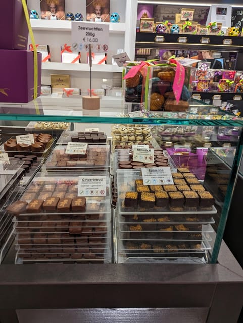 Bruges: Walking Tour with Hot Chocolate & Chocolate Tasting - How the chocolate stops fit the walk