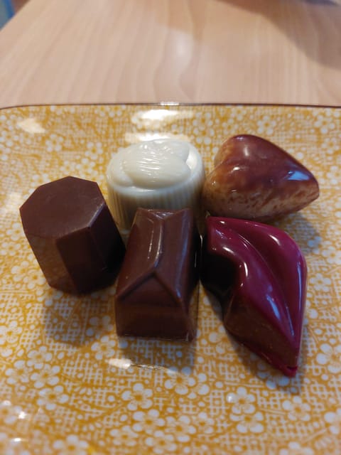 Bruges: Walking Tour with Hot Chocolate & Chocolate Tasting - Meeting at Fnac and getting started