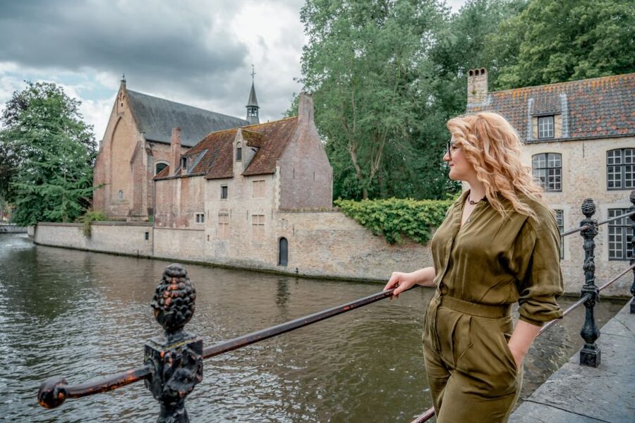 Bruges : Your private 30min. photoshoot in the medieval city - Walking through Bruges for better backdrops