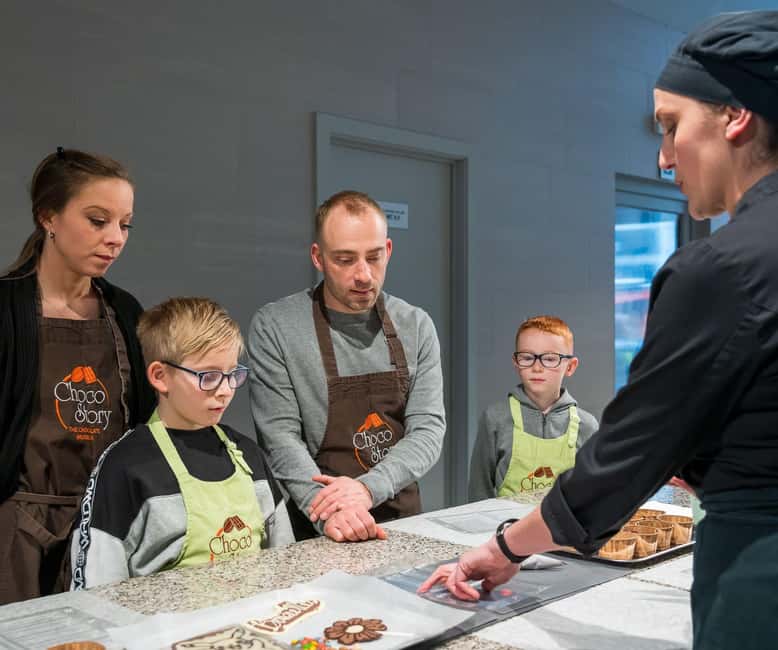 Brussels: 2.5-Hour Chocolate Museum Visit with Workshop - Tasting chocolate and watching praline making