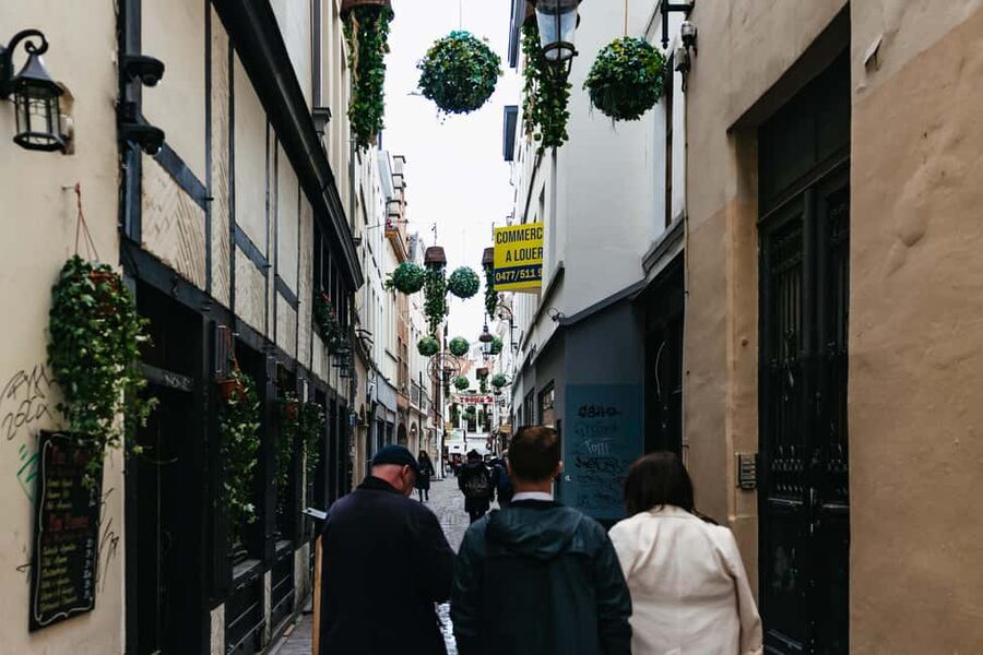 Brussels: Beer Tasting Tour with 7 Beers and Snacks - What the guides add to the afternoon