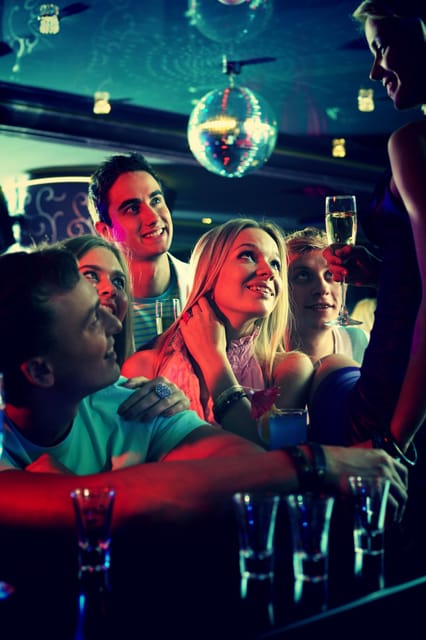 Brussels: BXL Pub Crawl Guided Tour - Stop two: settling into the group