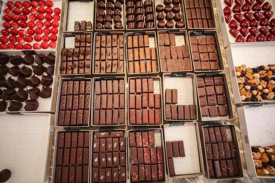 Brussels: Chocolate Appreciation and Tasting Walking Tour - Five shops, five different chocolate personalities