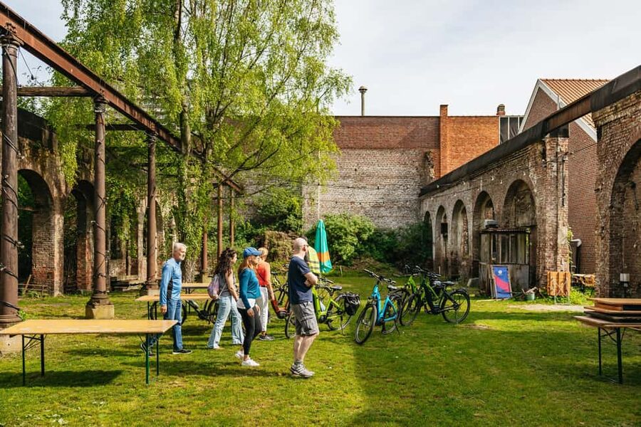 Brussels: City Highlights and Hidden Gems Bike Tour - Famous sights, local corners, and the underground cemetery