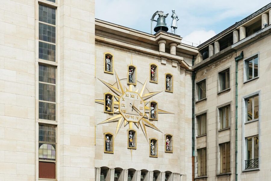 Brussels: City Highlights Walking and Tasting Tour - Food value: chocolate, waffles, fries, and beer