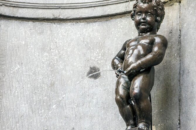 Brussels: City Walk with Audioguide in 7 Languages on your Phone - A break at A la Mort Subite
