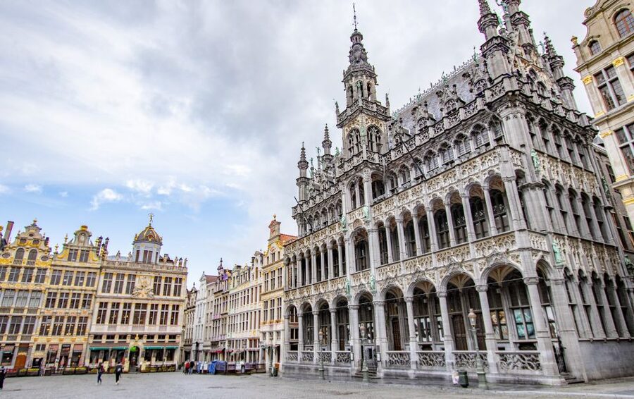 Brussels: Express Walk with a Local in 60 minutes - Walking toward Manneken Pis