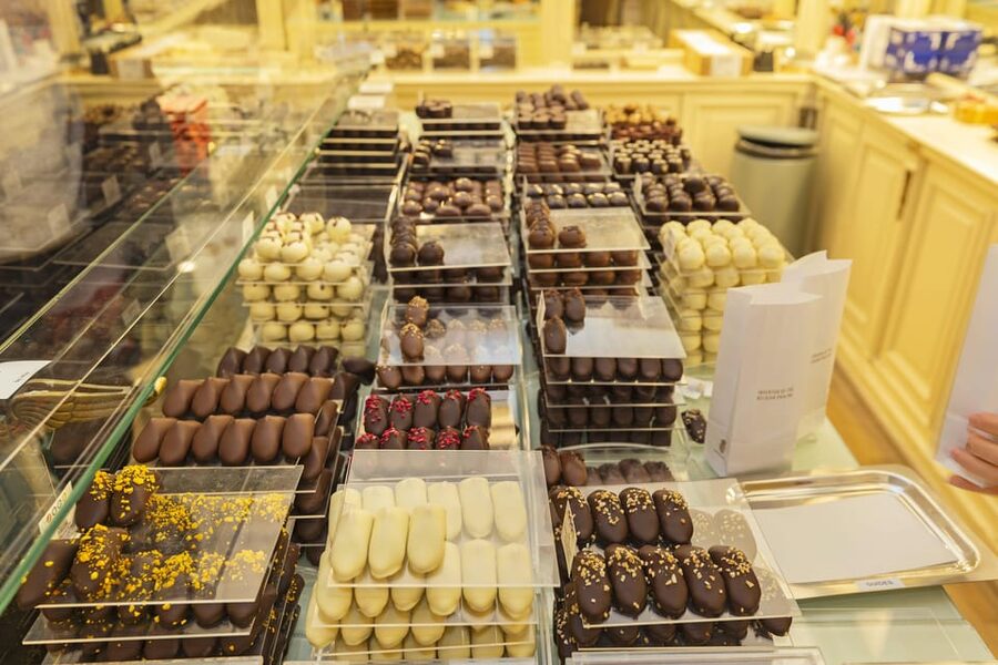 Brussels Food Tour: Main Dish, Beer, Waffle & Chocolate - Guides, group size, and the feel of the walk