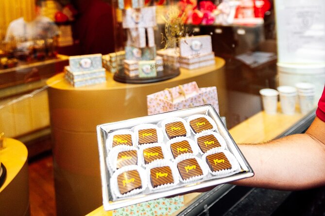 Brussels: Historical Walking Tour with Chocolate & Waffle Tasting - A brief stop for Belgium’s chosen GOAT