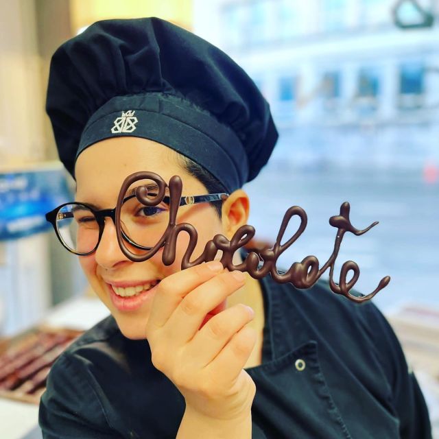 Brussels: Make Your Own Chocolates Workshop with Tastings - Packing the chocolates and using the store discount