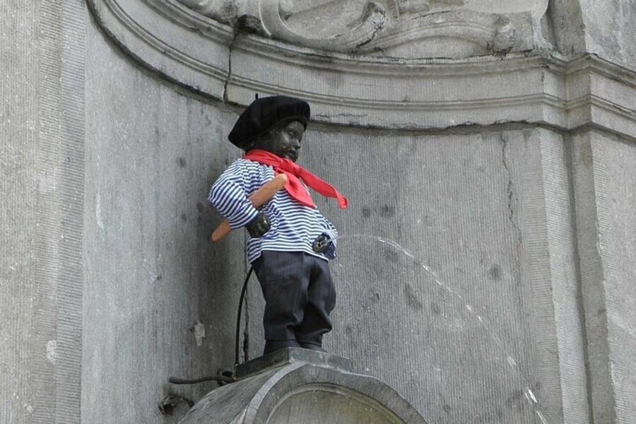 Brussels Must-See Attractions Walking Tour - Maison Dandoy and the road to Grand Place