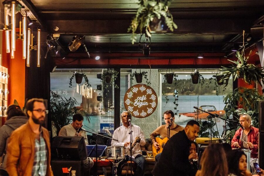 Brussels: Private Beers, Bars, and Live Music Tour by Night - Why a private Brussels night tour works well