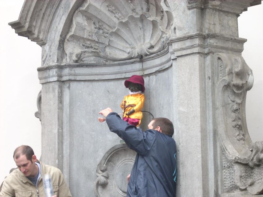 Brussels: Sightseeing Bike Tour - Pace, surfaces, and fitness