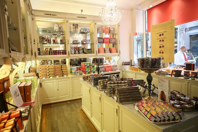 Brussels Small-Group Chocolate Appreciation Tour - Walking from the galleries to Grand Place