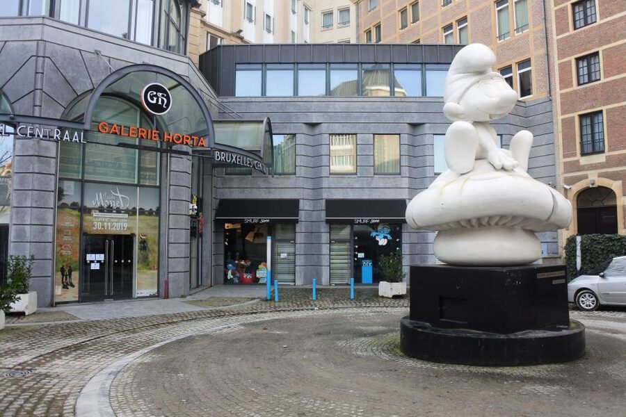 Brussels: The comic book walls walking tour - Walking beyond the postcard center