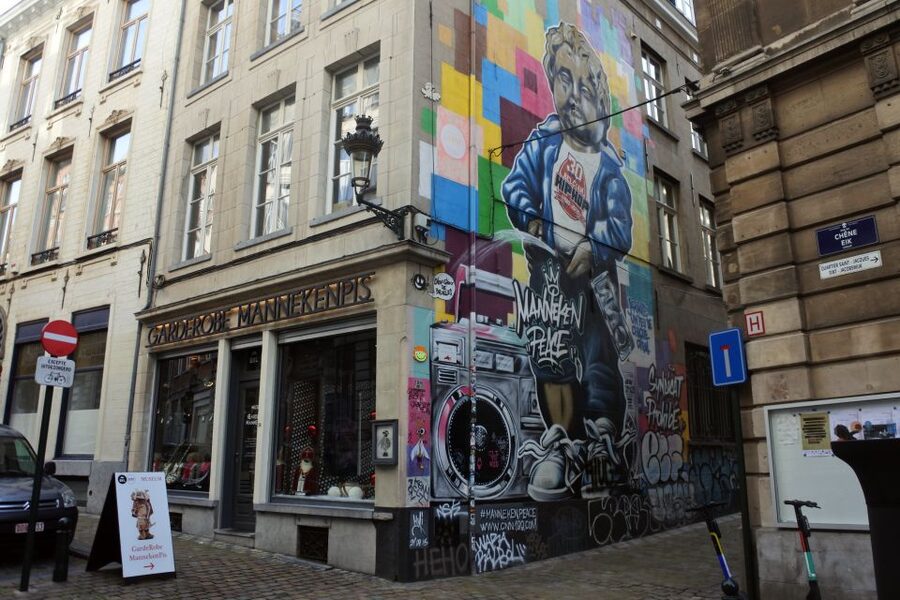 Brussels: The comic book walls walking tour - Starting beside the Brousaille mural