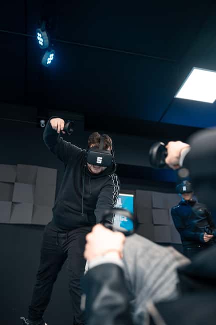 Brussels: Virtual Reality gaming, Arena - Staff advice and language support
