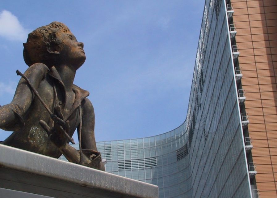 Brussels: Walking Tour from Central Station to Manneken Pis - Key points at a glance