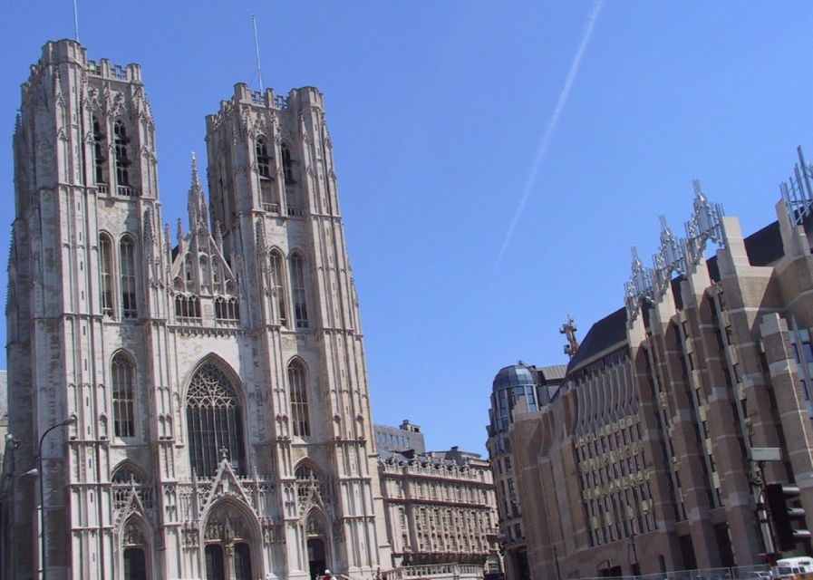 Brussels: Walking Tour from Central Station to Manneken Pis - Starting at Central Station and finding your bearings