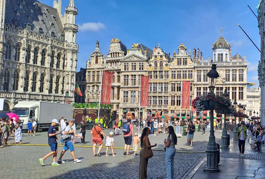 Brussels: Walking Tour with Belgian Lunch, Chocolate, & Beer - Manneken Pis, the Bourse, and Saint Géry