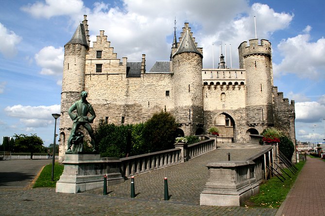 e-Scavenger hunt Antwerp: Explore the city at your own pace - Carolus Borromeus Church and Vlaeykensgang