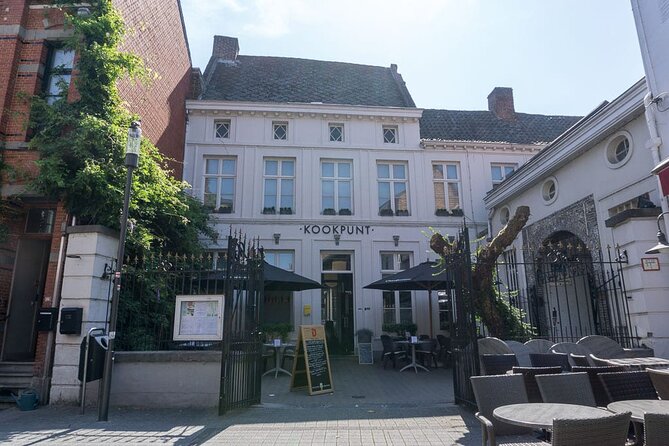 e-Scavenger hunt Hasselt: Explore the city at your own pace - Dusart, Grote Markt, and the city’s public face