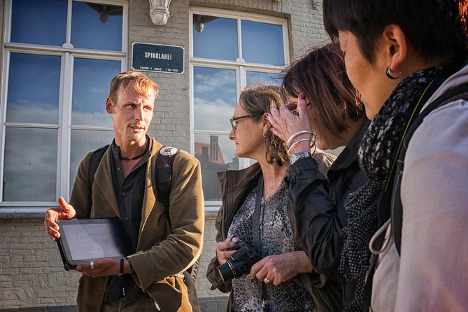 "Edges of Brugge" Photo Tour - 2hr open city tour & workshop - City stories mixed with hands-on practice