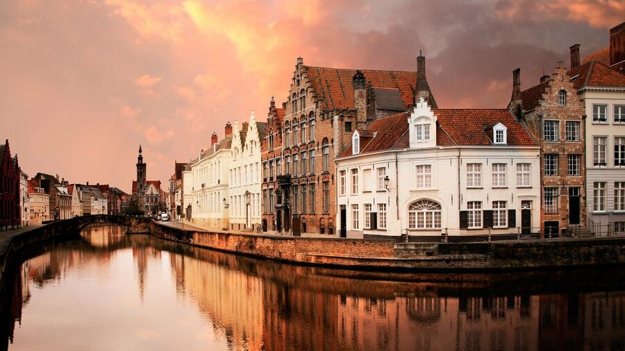 From Amsterdam: Bruges Day Trip in Spanish with Boat Option - Three hours to choose your own Bruges