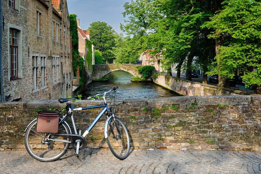 From Amsterdam: Bruges Full-Day Tour - Chocolate, waffles, beer, and lunch